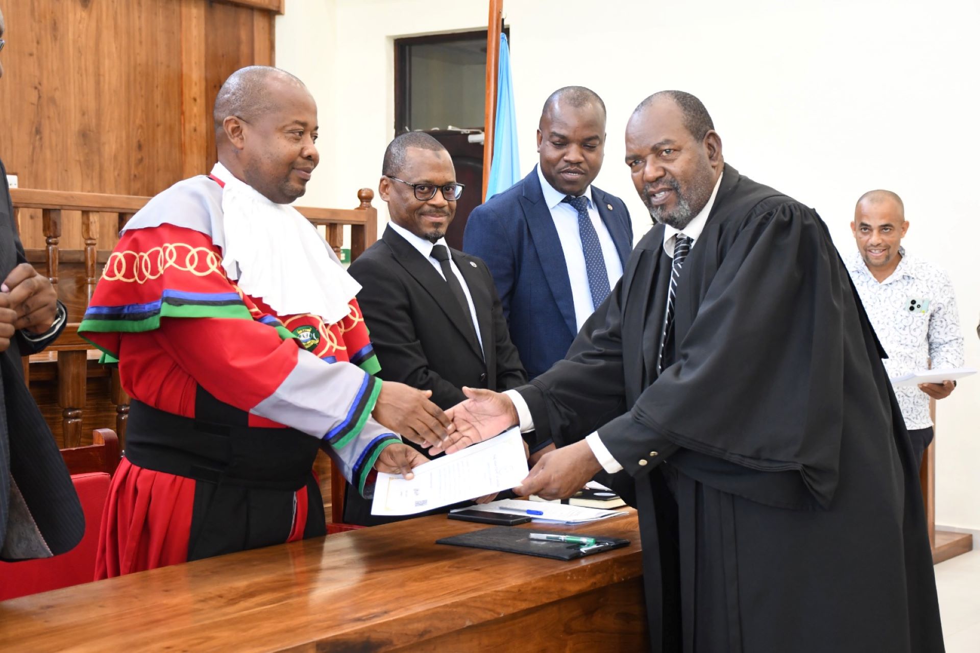 JAJI MKUU WA ZANZIBAR AKABIDHI VYETI KWA MAWAKILI NA MAVAKILI